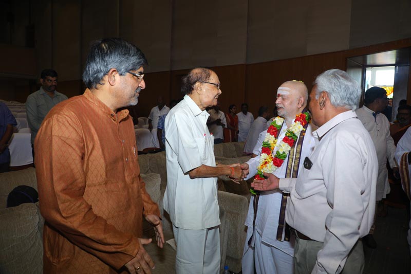 Sri Mulugu Ramalingeshwara Varaprasad Siddhanti was honoured with Jyotishyasastra Vignana Visharadha at Tummalapalli Kalakshetram, Vijayawada (44)